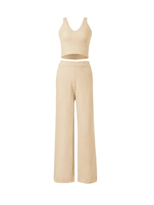 Vue détaillée de l'ensemble deux pièces en tricot beige avec haut en V et pantalon