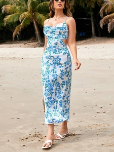 Détail de la robe longue en satin blanc à imprimé floral bleu avec découpes à la taille