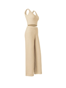 Détail d'un ensemble en maille beige clair avec top court et pantalon large à taille haute