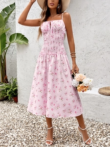 Détail de robe midi florale avec smocks élastiques, cordon et fines bretelles