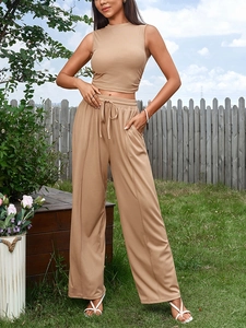 Détail du haut court en maille côtelée kaki et pantalon large à taille haute