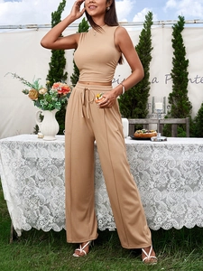 Tenue d'été kaki avec haut sans manches et pantalon large à taille haute plissé dehors