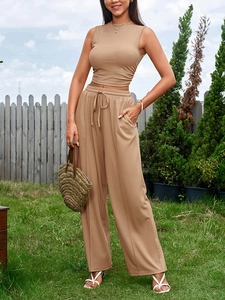 Détail de l'ensemble kaki deux pièces avec crop top sans manches et pantalon large à cordon