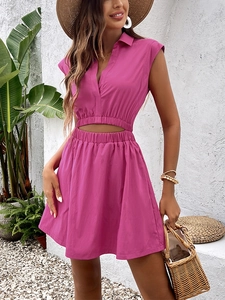 Détail de la taille ajourée et du décolleté en V froncé sur la robe d'été rose fuchsia