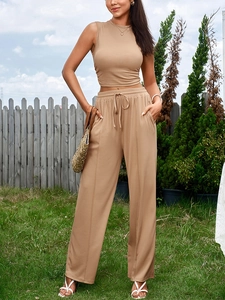 Détail d'un ensemble pantalon large taille haute et haut court côtelé couleur kaki