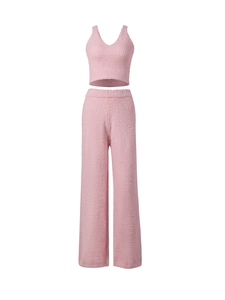 Détail de l'ensemble tricoté rose montrant la texture chenille douce du haut et du pantalon