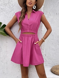 Détail de l'ensemble deux pièces rose rouge avec haut sans manches col V et mini-jupe