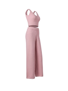 Vue latérale de l'ensemble en tricot rose avec débardeur court et pantalon large fluide