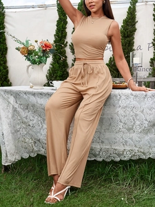 Détail du tissu en maille côtelée sur le haut court beige et le pantalon large