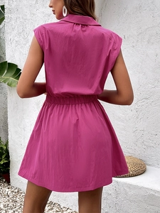 Détail d'une robe courte fuchsia sans manches avec taille élastique et vue de dos
