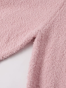 Gros plan sur la texture du tissu polaire rose et les détails de couture de l'ensemble