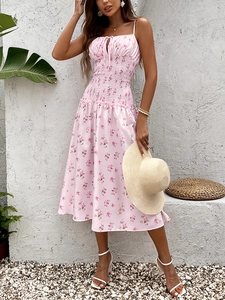 Détail de la taille élastique froncée et du motif floral sur la robe d'été rose