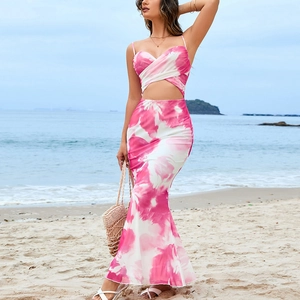 Ensemble deux pièces en mesh tie-dye rose et blanc avec haut court licou et jupe longue sirène