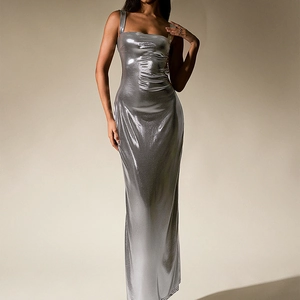Elegantes silbernes Metallic-Maxikleid mit eckigem Ausschnitt und Raffung