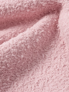 Détail du tissu en maille peluche rose pâle doux avec texture de fourrure épaisse