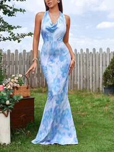 Détail d'une robe sirène à fleurs bleu et violet avec dos nu et col bénitier élégant