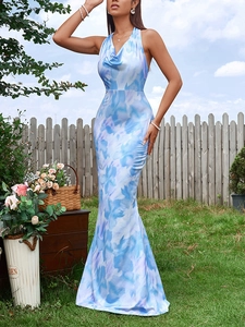 Détail du drapé licou avec imprimé floral abstrait sur robe longue en soie de lait
