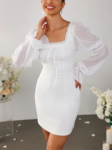 Détail de robe mini blanche à col carré avec manches bouffantes en mousseline de soie