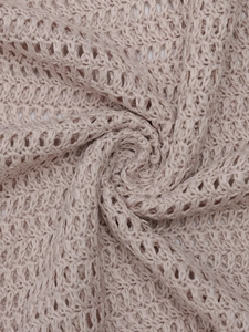 Dettaglio della trama in maglia traforata traspirante in un colore rosa malva polvere