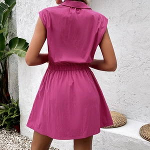 Robe ligne A fuchsia à col V avec découpe à la taille et détails de plissage