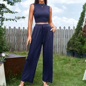 Ensemble deux pièces bleu marine avec crop top sans manches et pantalon large à taille haute