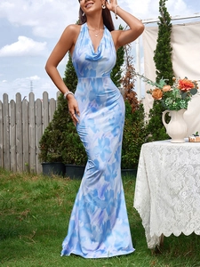 Détail d'une robe dos nu élégante à col bénitier avec imprimé à l'encre bleue et blanche