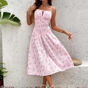 Robe d'été évasée à fleurs roses avec corsage smocké et détails à cordon de serrage