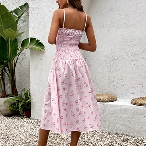 Robe longue fleurie dos nu rose avec taille smockée et fines bretelles d'été