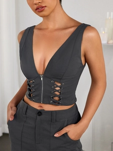 Detailansicht des dunkelgrauen V-Ausschnitt-Tops mit seitlichen Cut-outs und Schnürung