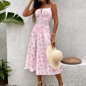 Robe maxi rose à fleurs, coupe trapèze, taille smockée et fines bretelles