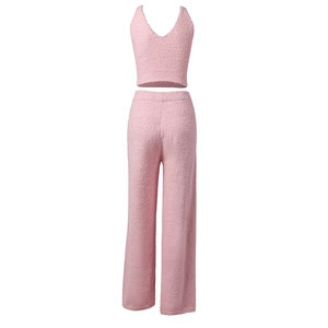 Ensemble tricot deux pièces rose avec débardeur court col en V et pantalon large