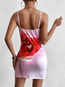 Détail du dos d'une robe courte rose moulante avec un imprimé floral de pivoine rouge