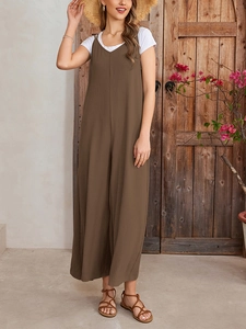 Combinaison marron à jambes larges avec texture plissée dans un jardin décontracté