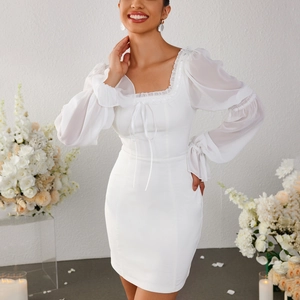 Robe courte blanche de style français avec manches bouffantes en dentelle et nœud élégant