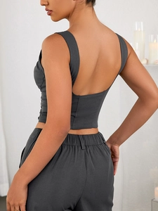 Detailansicht der Rückseite eines anthrazitfarbenen Strick-Crop-Tops mit tiefem U-Ausschnitt