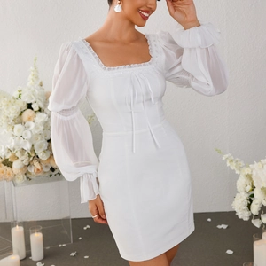 Robe courte blanche à col carré avec manches bouffantes en mousseline et dentelle