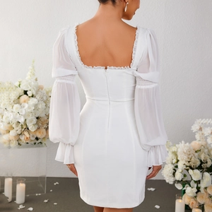 Robe chic blanche dos nu en mousseline avec col carré et manches longues à volants