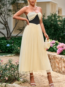 Detalle del elegante vestido de malla palabra de honor con corpiño en contraste y tul