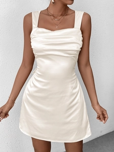 Detail eines weißen Satin-Minikleides mit geraffter Drapierung und quadratischem Ausschnitt