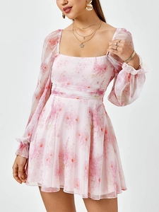 Vue détaillée d'une robe fleurie rose avec manches bouffantes et décolleté carré chic