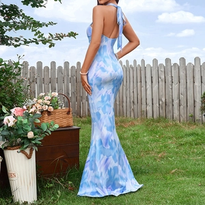 Robe longue dos nu dos nu avec imprimé marbre bleu et violet et ourlet queue de poisson