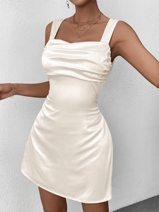 Detailansicht weißes Satin-Minikleid mit geraffter Brust und quadratischem Ausschnitt