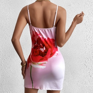Robe mini rose moulante avec imprimé floral rouge au dos et fines bretelles