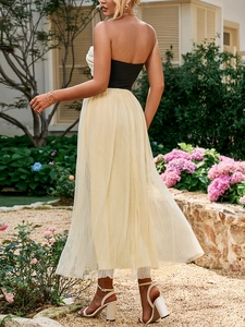 Elegante vestido largo palabra de honor con corpiño negro y falda plisada de malla amarilla