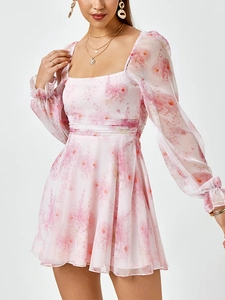 Détail de l'encolure carrée et du motif floral sur une robe ajustée à manches longues