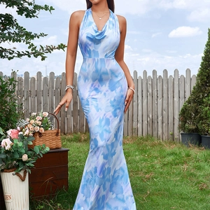 Robe longue dos nu imprimé tie-dye bleu et violet avec coupe ajustée et aspect satiné