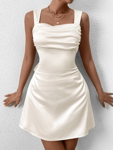 Nahaufnahme des drapierten Wasserfall-Ausschnitts am cremefarbenen Satin-Minikleid mit Raffung