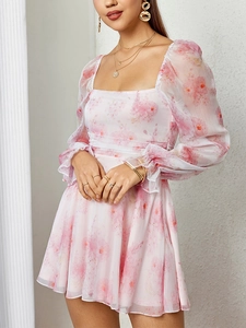 Détail du décolleté carré et des manches bouffantes en tulle sur robe fleurie trapèze
