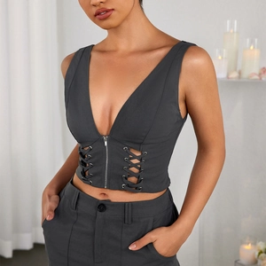 Dunkelgraues Strick-Crop-Top mit tiefem V-Ausschnitt, seitlicher Schnürung und Reißverschluss