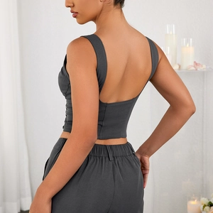 Dunkelgraues Strick-Crop-Top für Damen mit tiefem U-Rücken und passender Freizeithose